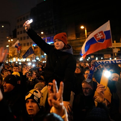 Tausende von Demonstranten versammeln sich, um den 35. Jahrestag der Samtenen Revolution zu feiern und um sich gegen die Politik des populistischen Premierministers Fico zu stellen.