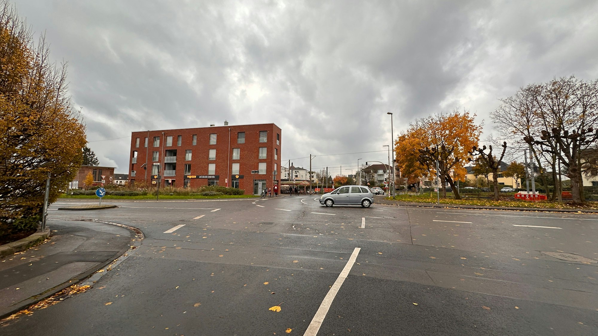 Zu sehen ist der Bahnhofsvorplatz in Köln-Sürth zur Herbstzeit.
