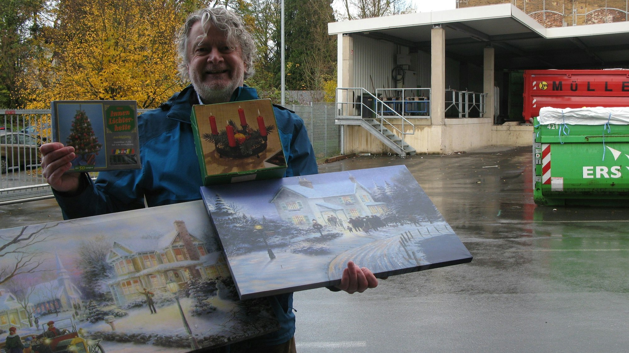 Der Zeitungsreporter mit zwei Bildern und zwei kleinen Schachteln.