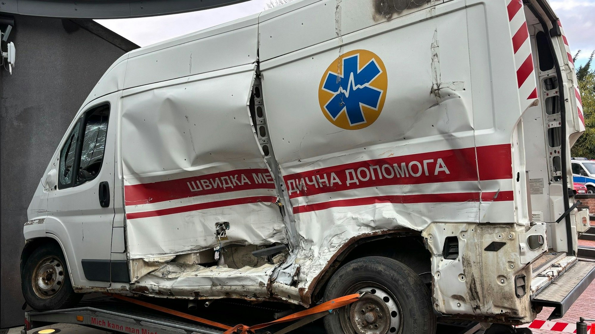 Dieser ukrainische Krankenwagen wurde von der russischen Armee gerammt, Fahrer und Sanitäter wurden erschossen.