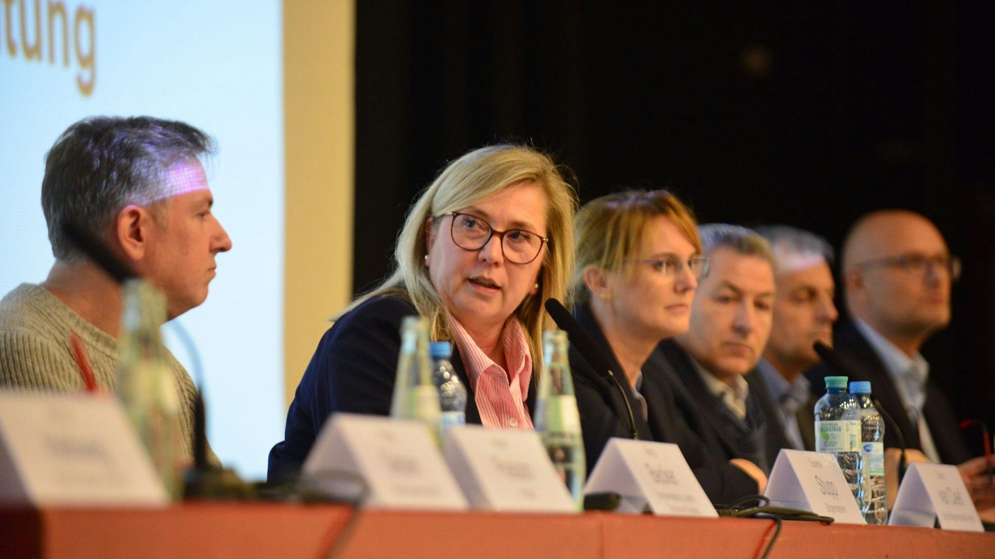 ..Das Bild zeigt ein Podium mit der Bürgermeisterin Susanne Stupp