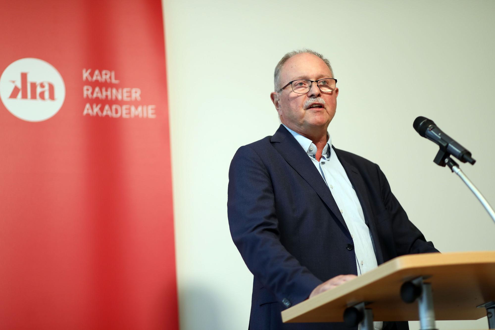 17.07.2024, Köln: Bei der Veranstaltung in der Karl Rahner Akademie Köln hielt auch Wolfgang Uellenberg - van Dawen, Sprecher des Runden Tisches für Integration, eine Rede. Foto: Arton Krasniqi