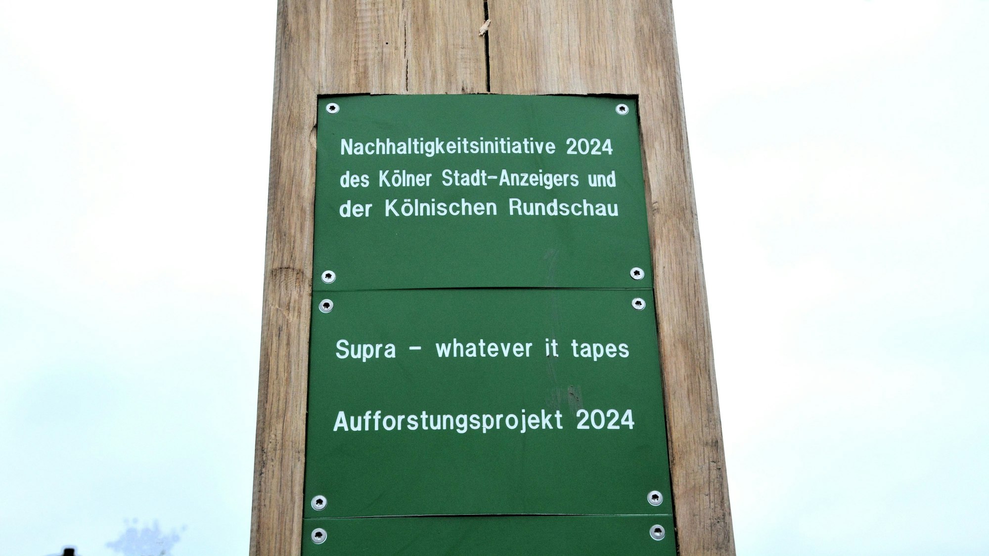 Die Spenden werden auf Holzstelen festgehalten.