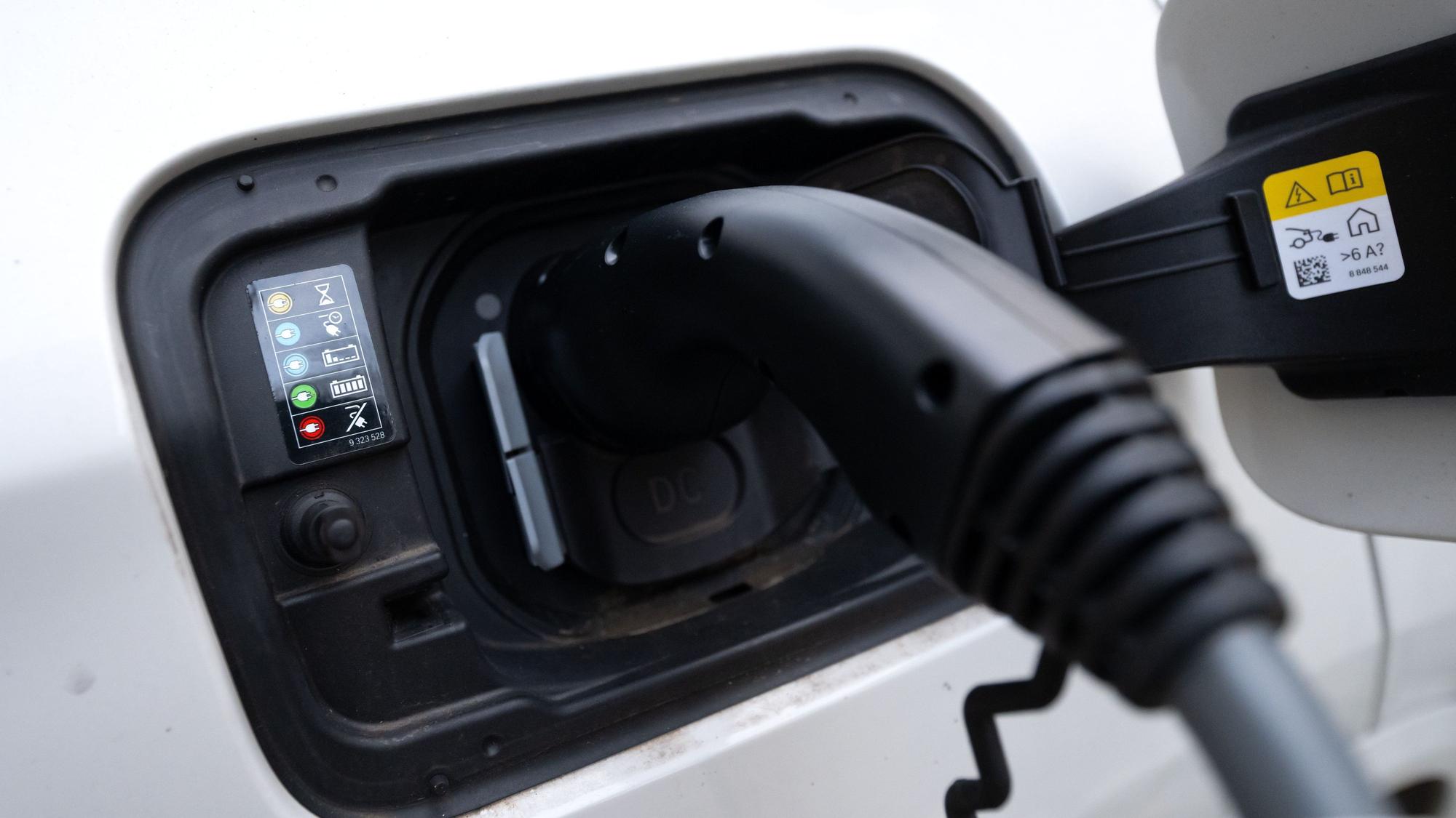 Das Foto zeigt den Stecker einer E-Ladestation.