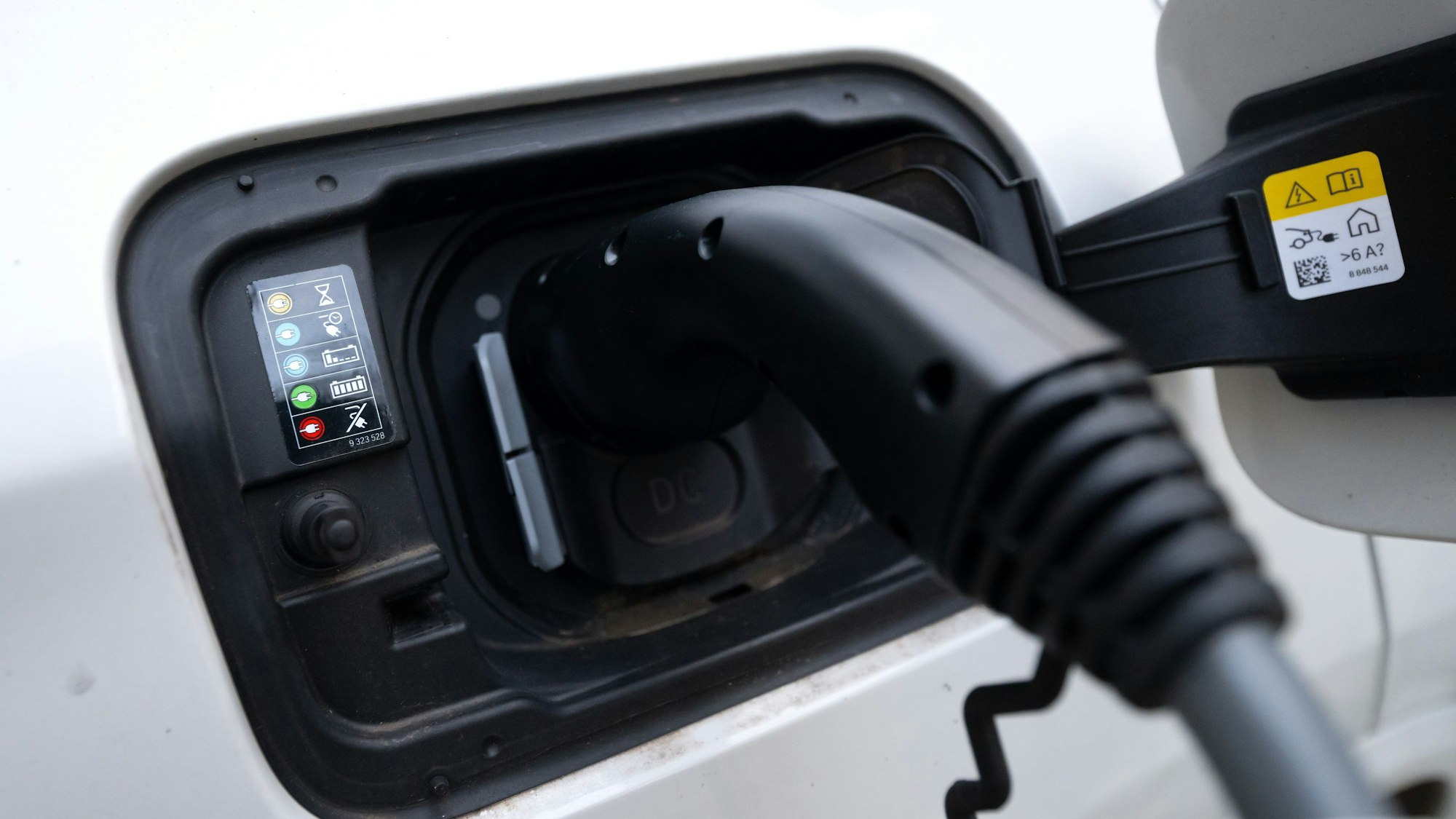 Das Foto zeigt den Stecker einer E-Ladestation.