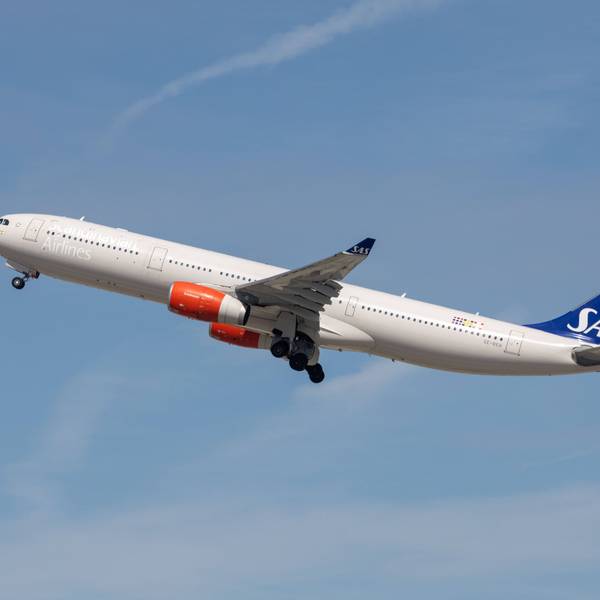 Ein Scandinavian Airlines Airbus A330-343 beim Start.