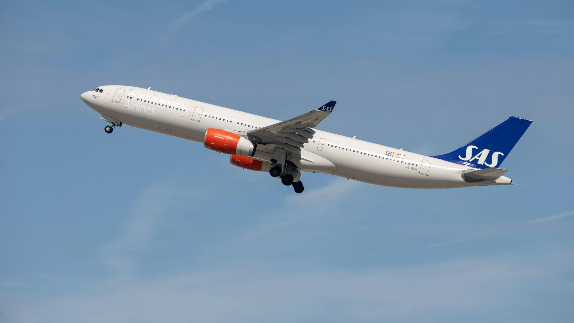 Ein Scandinavian Airlines Airbus A330-343 beim Start.