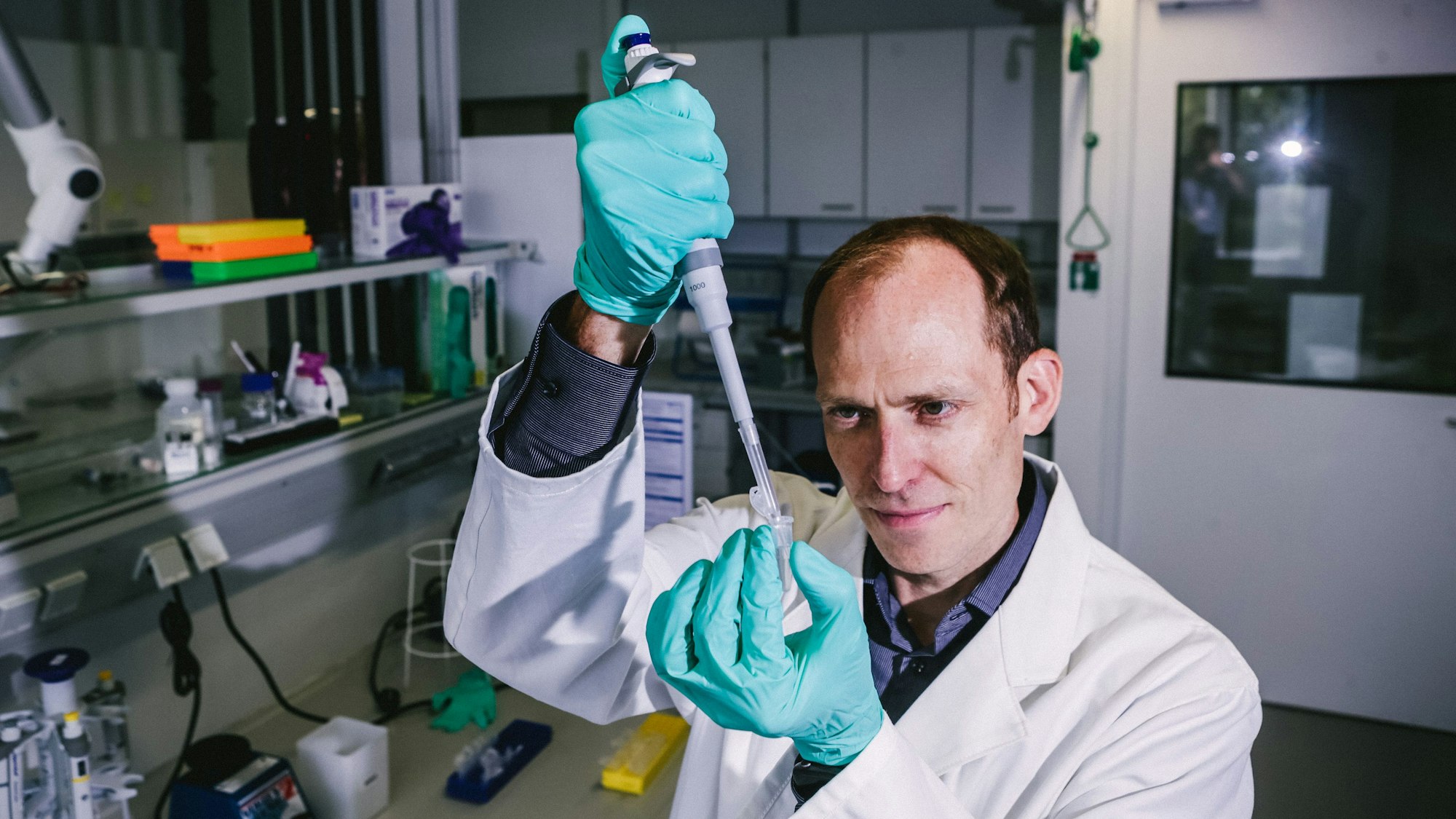 Mario Thevis leitet das Dopingkontrolllabor in Köln. Hier werden Proben auf verbotene Substanzen geprüft.