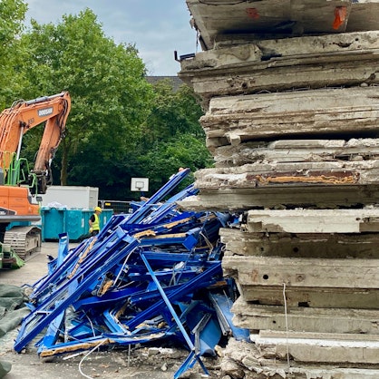 Auf dem Foto sind Teile eines abgerissenen Schulgebäudes zu sehen.