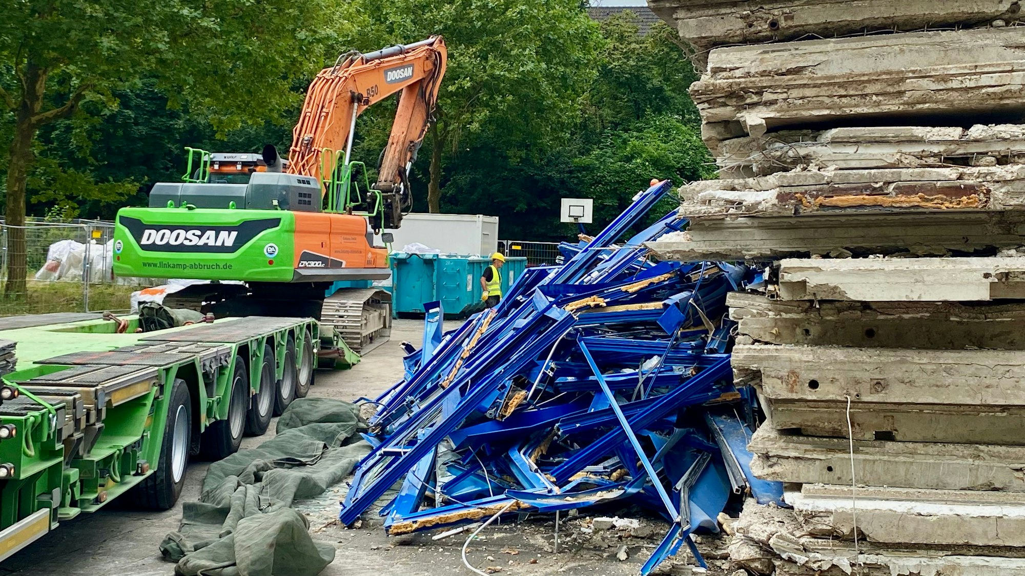 Auf dem Foto sind Teile eines abgerissenen Schulgebäudes zu sehen.