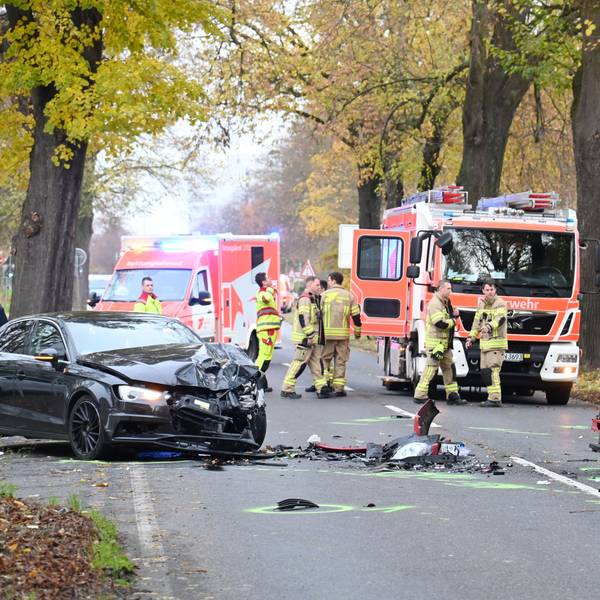 18.11.2024 Köln. Schwerer Verkehrsunfall mit zwei PKW auf der Brühler Landstraße. Foto: Alexander Schwaiger