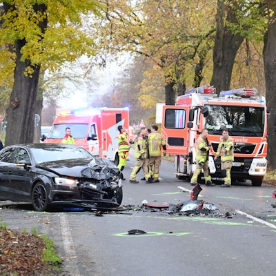 18.11.2024 Köln. Schwerer Verkehrsunfall mit zwei PKW auf der Brühler Landstraße. Foto: Alexander Schwaiger
