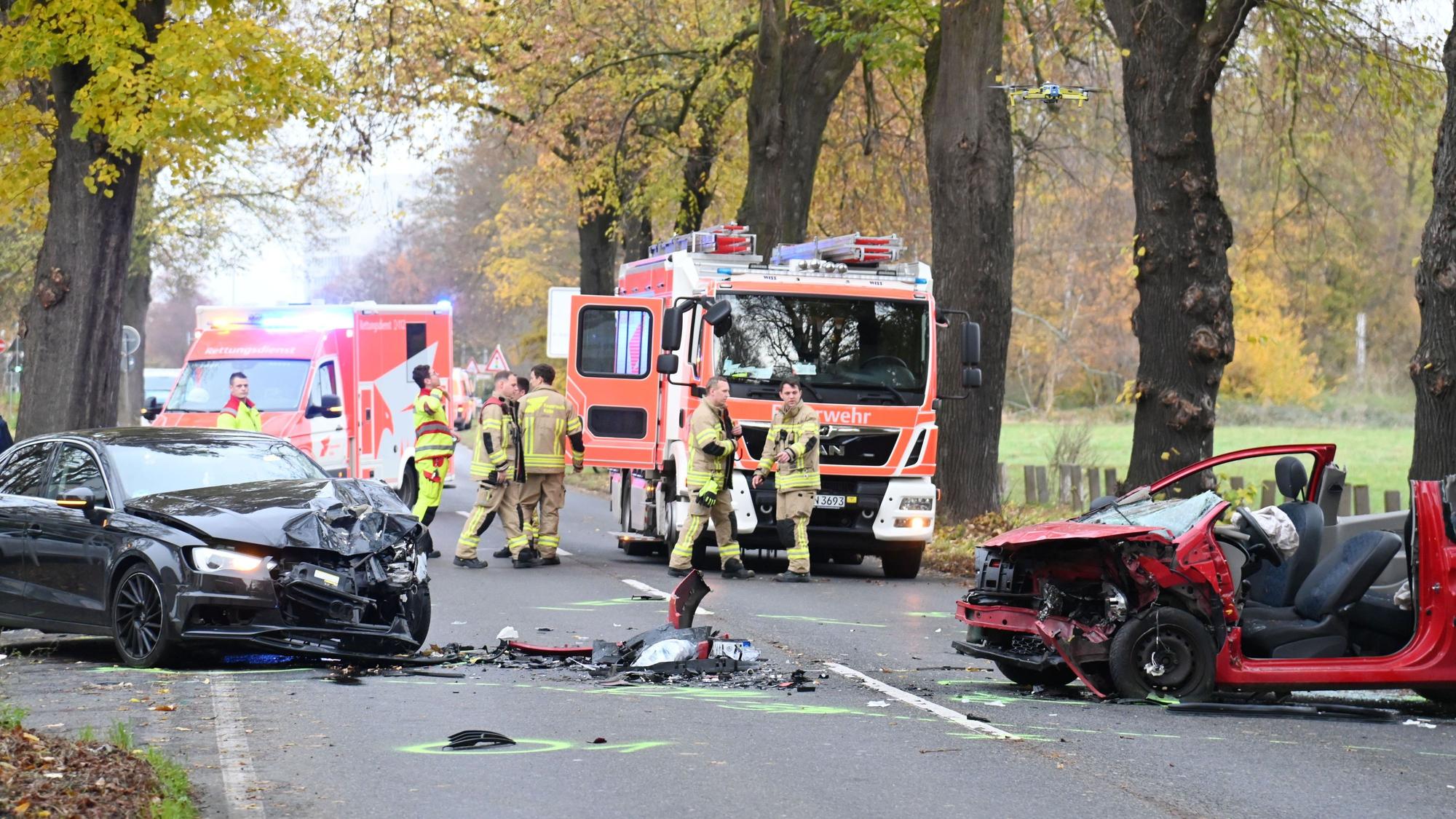 18.11.2024 Köln. Schwerer Verkehrsunfall mit zwei PKW auf der Brühler Landstraße. Foto: Alexander Schwaiger