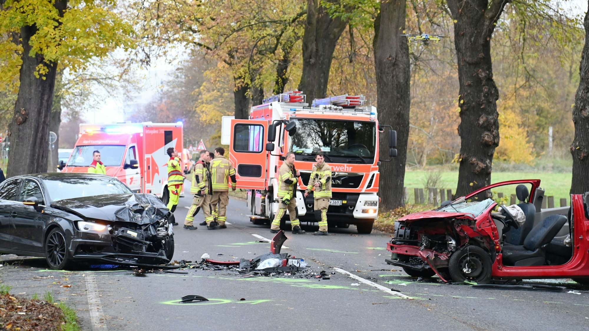 18.11.2024 Köln. Schwerer Verkehrsunfall mit zwei PKW auf der Brühler Landstraße. Foto: Alexander Schwaiger