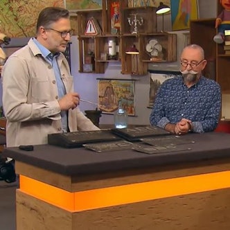 Mutter Katja Baber (v.r.) mit Tochter Flora bei Horst Lichter und Detlev Kümmel von „Bares für Rares“.
