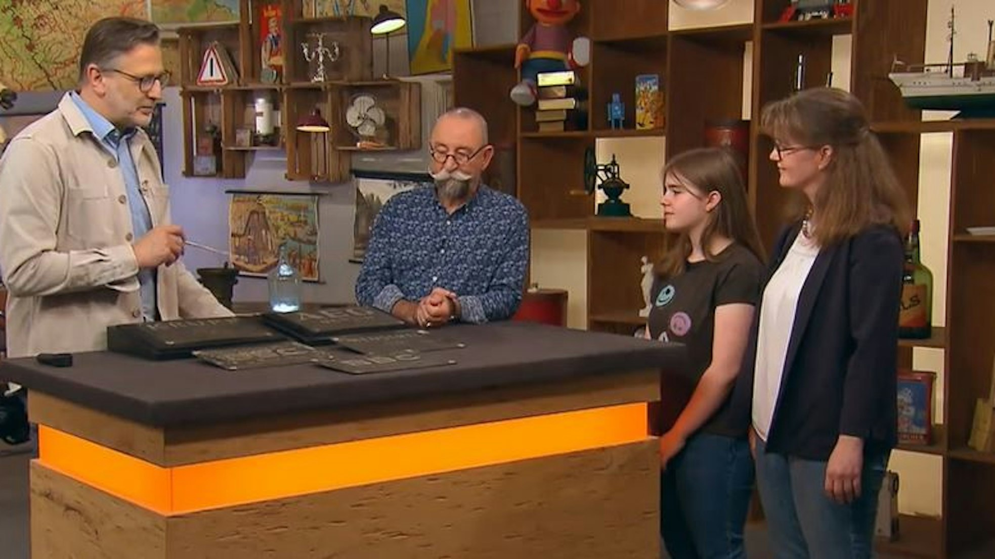 Mutter Katja Baber (v.r.) mit Tochter Flora bei Horst Lichter und Detlev Kümmel von „Bares für Rares“.