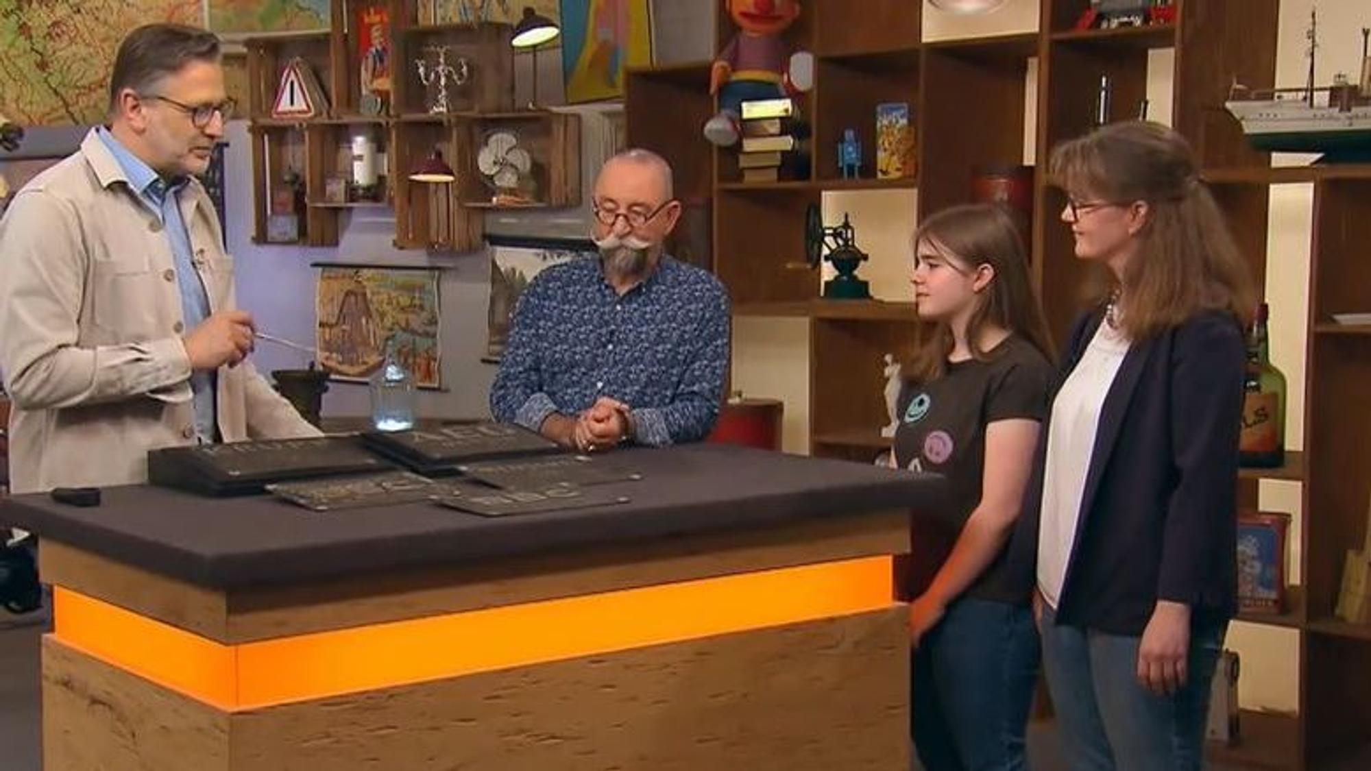 Mutter Katja Baber (v.r.) mit Tochter Flora bei Horst Lichter und Detlev Kümmel von „Bares für Rares“.