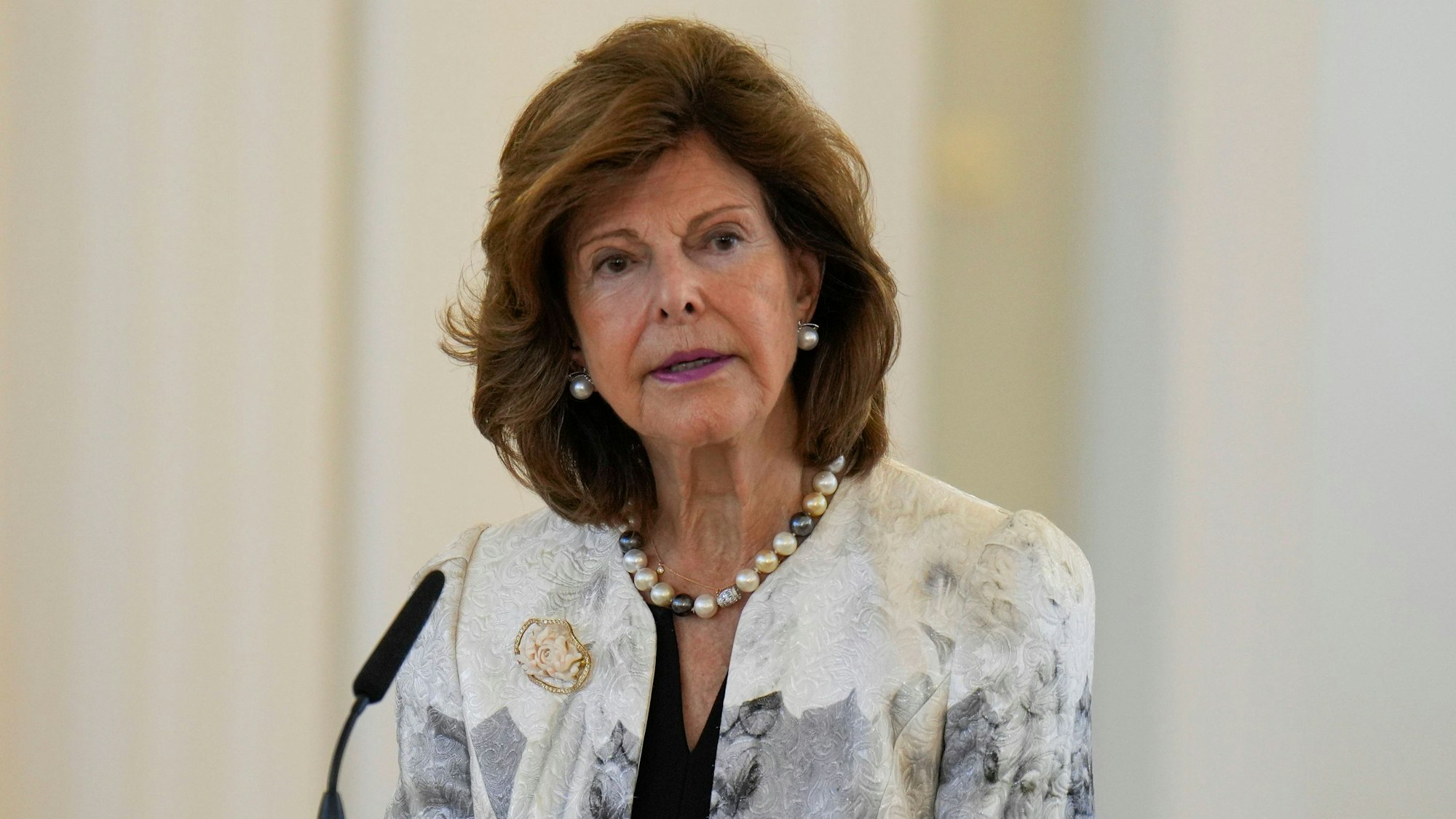 Königin Silvia von Schweden hält eine Rede.