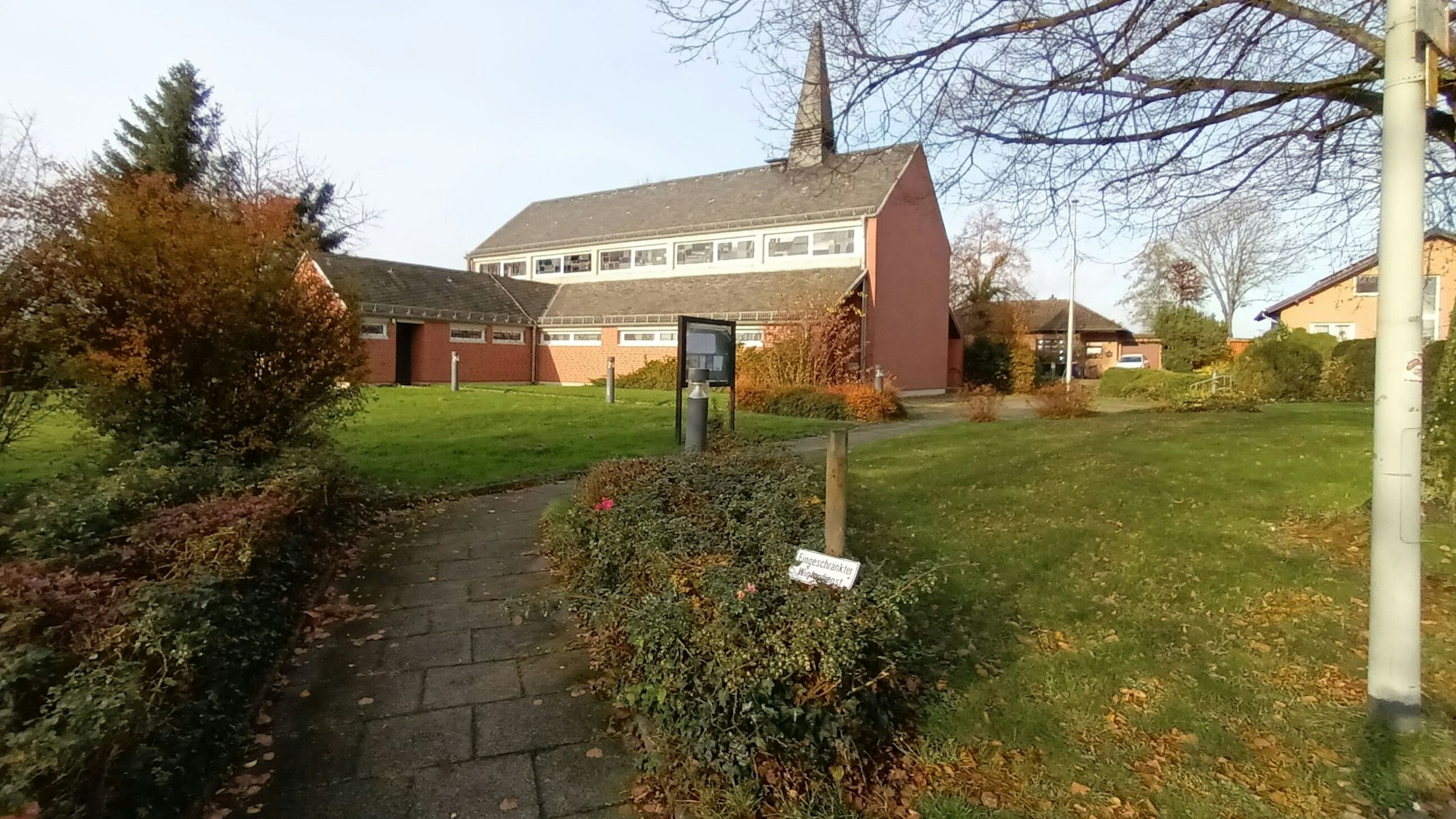 Ein kleines KIrchengebäude aus den 1970er Jahren