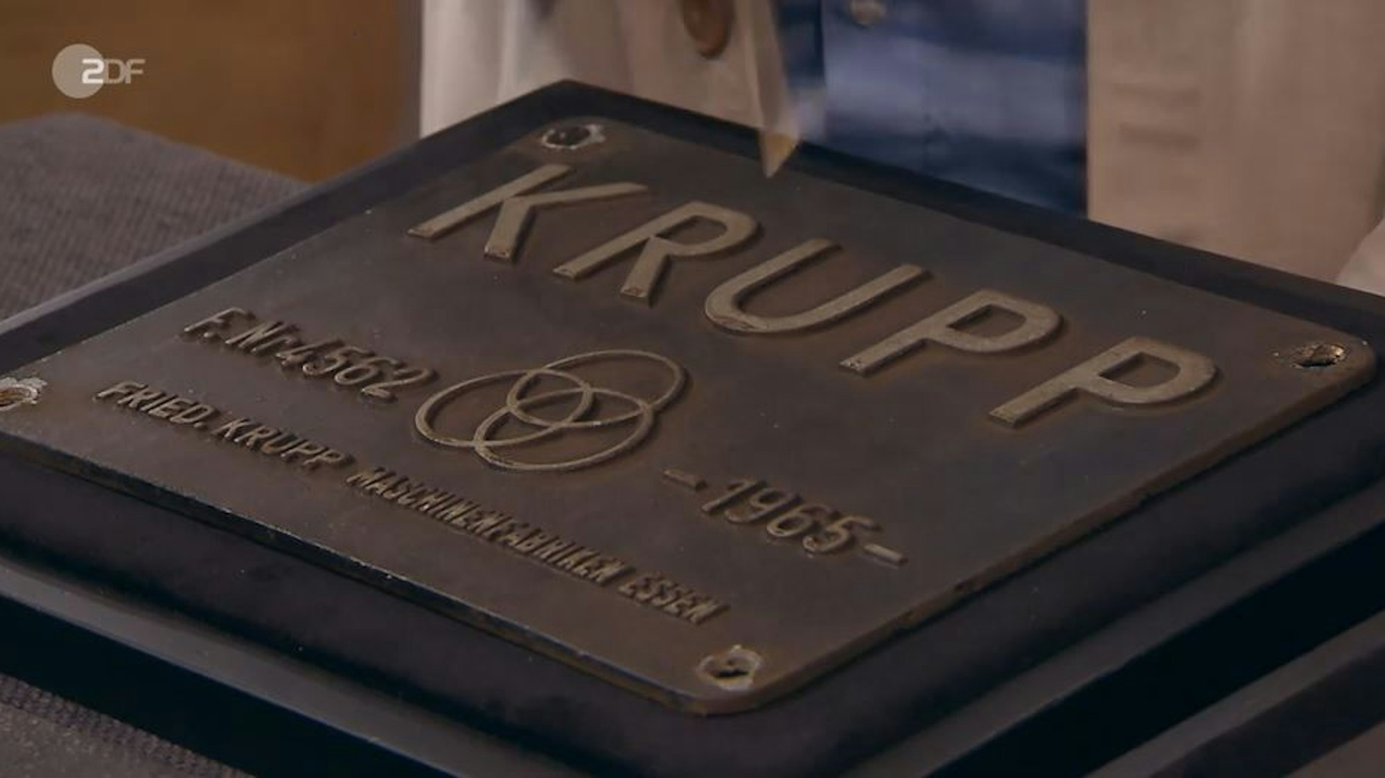 Eines der Fabrik-Schilder von Elektroloks bei „Bares für Rares“.