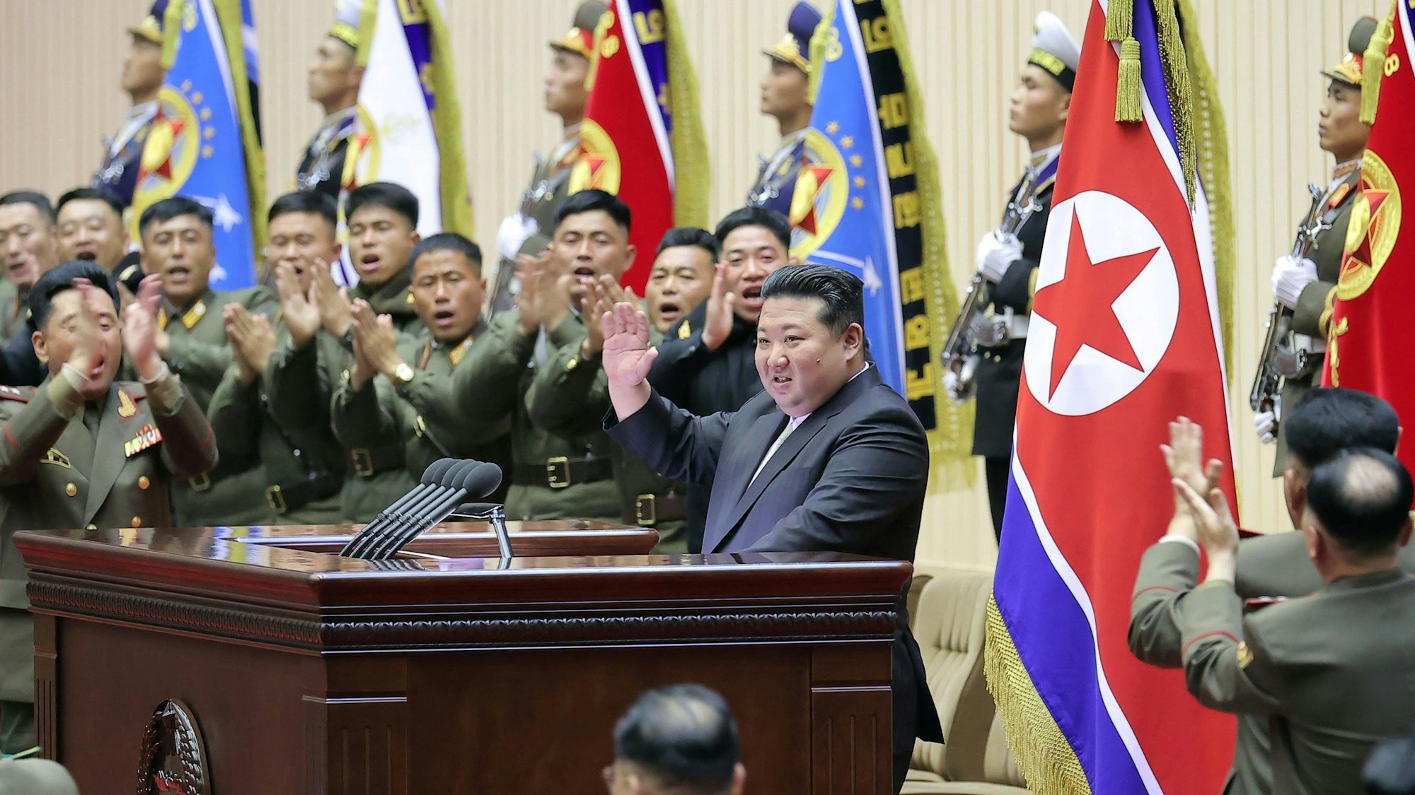 Der nordkoreanische Machthaber Kim Jong Un, Machthaber in Nordkorea, ruft bei einem Treffen in Pjöngjang das Militär zur Kriegsvorbereitung auf.