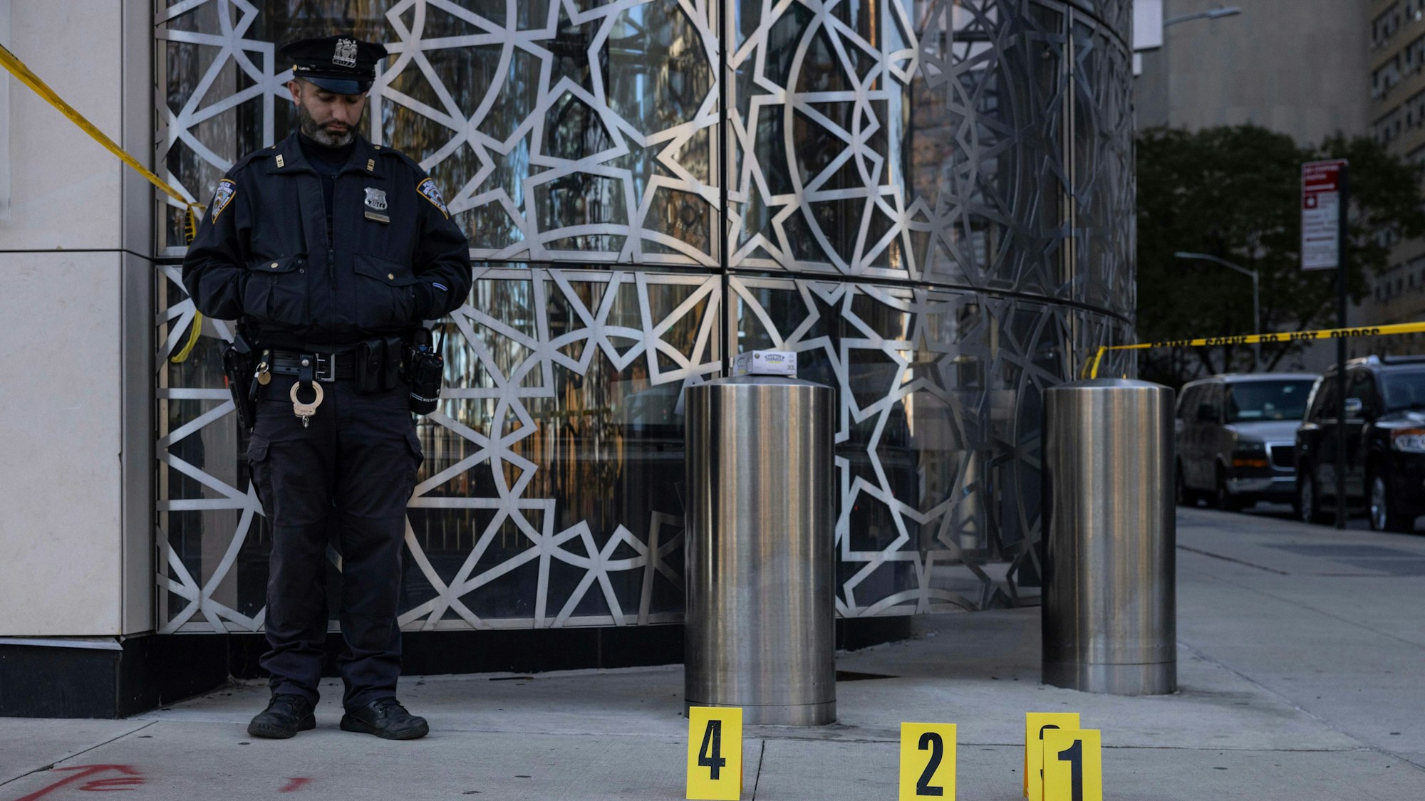 NYPD-Beamte stehen an dem Ort, an dem der Verdächtige eines Messerangriffs vor dem Turkish House in New York gefasst wurde.