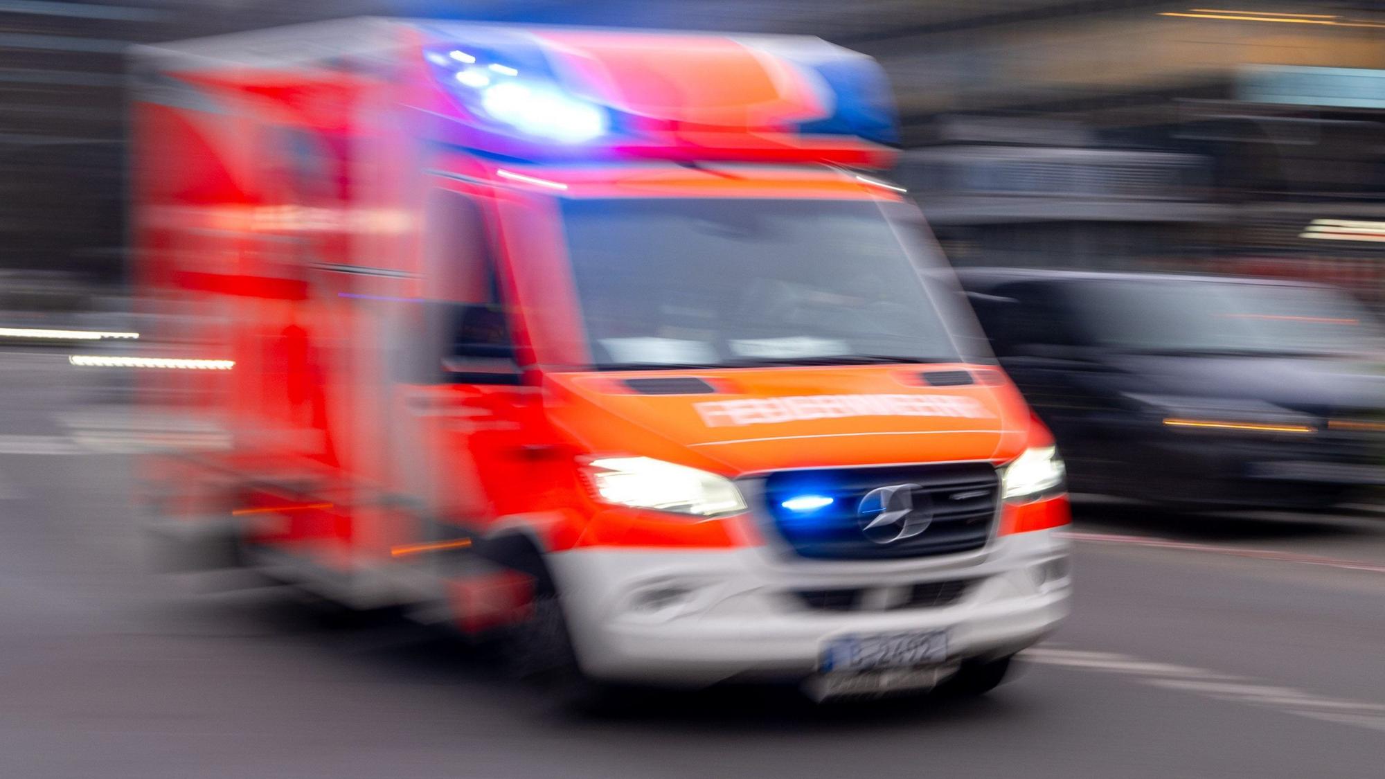 Ein Mann ist mit einem gestohlenen Rettungswagen von Hamburg nach Kiel gefahren und hat sich eine wilde Verfolgungsjagd mit der Polizei geliefert.