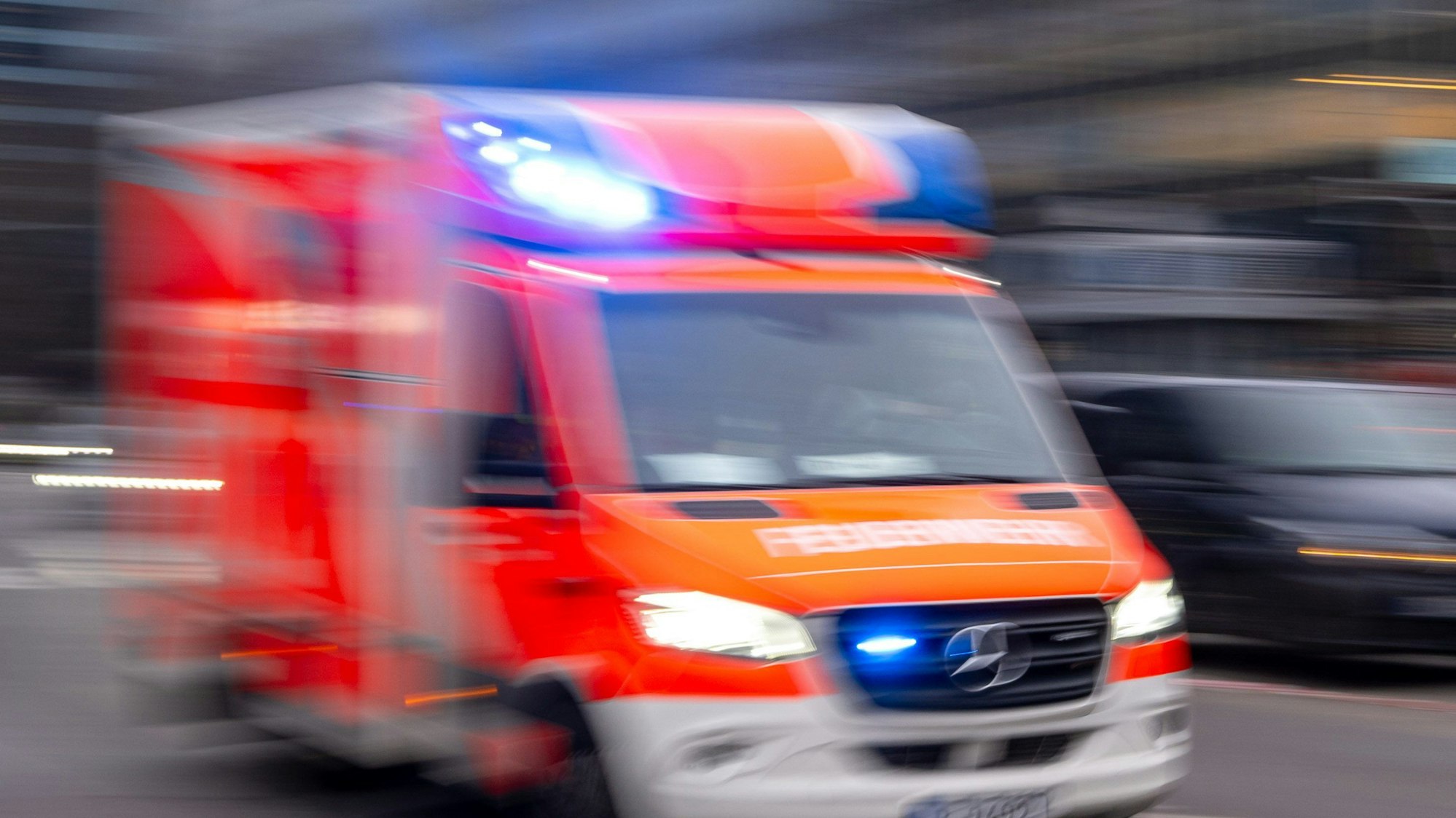 Ein Rettungswagen auf dem Weg zu einem Einsatz (Symbolfoto).