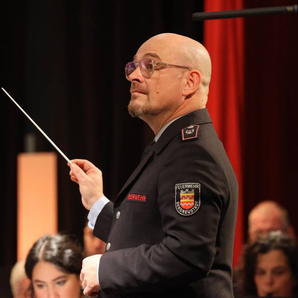 Szene aus dem Weihnachtskonzert des Musikzugs Bergneustadt mit Dirigent Micha Klappert