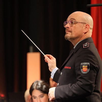 Szene aus dem Weihnachtskonzert des Musikzugs Bergneustadt mit Dirigent Micha Klappert