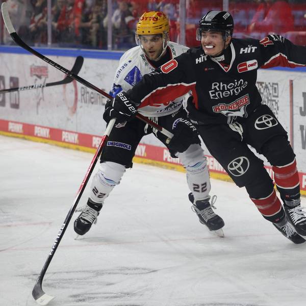 Vladimir Eminger von den Pinguins Bremerhaven im Zweikampf mit Justin Schütz von den Kölner Haien.