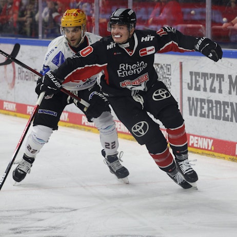 Vladimir Eminger von den Pinguins Bremerhaven im Zweikampf mit Justin Schütz von den Kölner Haien.