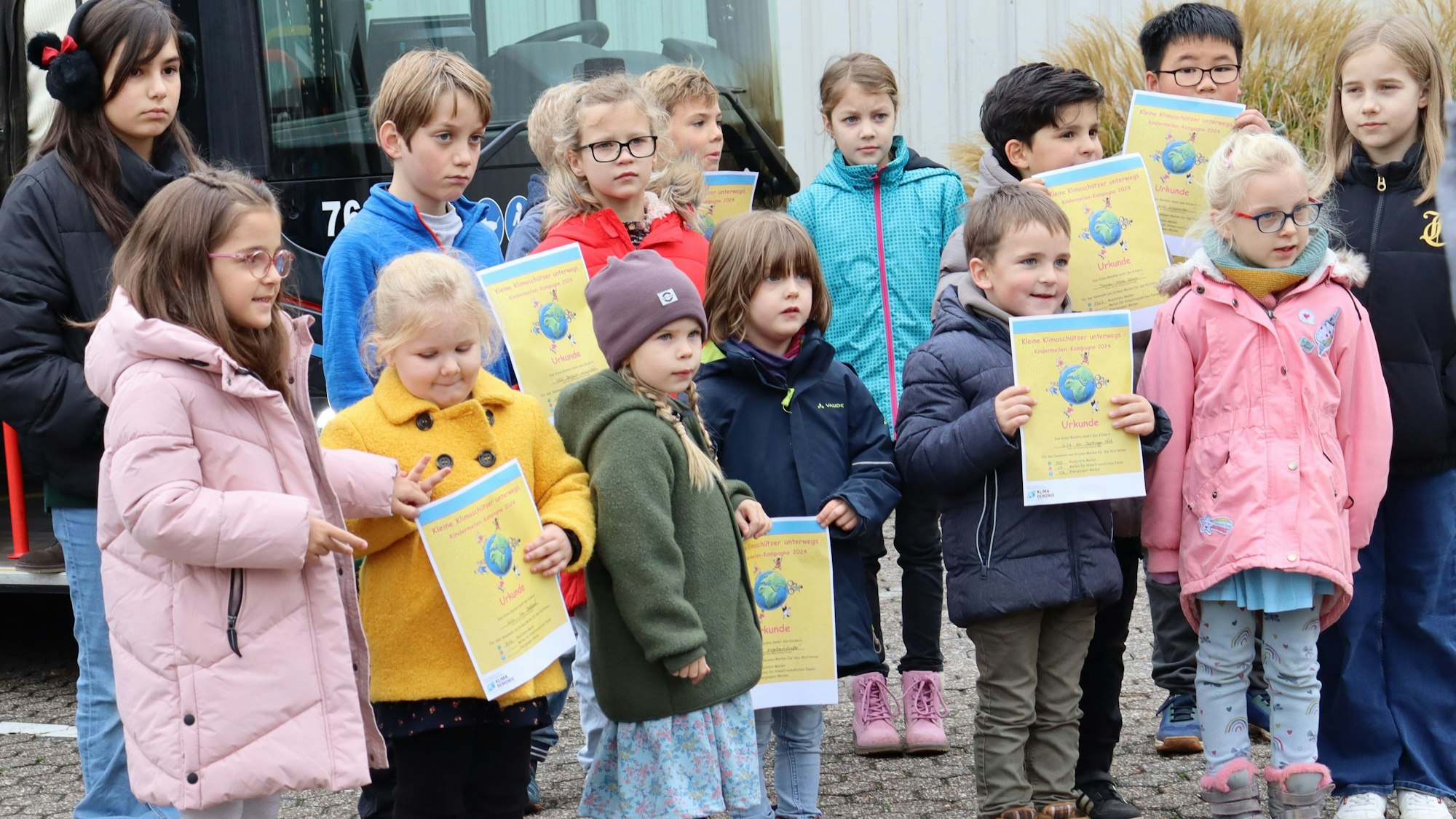 Kleine Klimaschützer erhalten auf dem Wupsi-Betriebshof ihre Urkunden