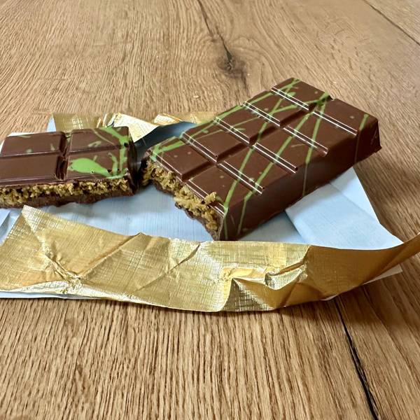Eine Tafel Dubai-Schokolade aus einem Kölner Rewe-Supermarkt.