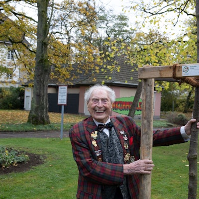 Ludwig Sebus freut sich über seine Winterlinde auf dem SBK-Gelände.