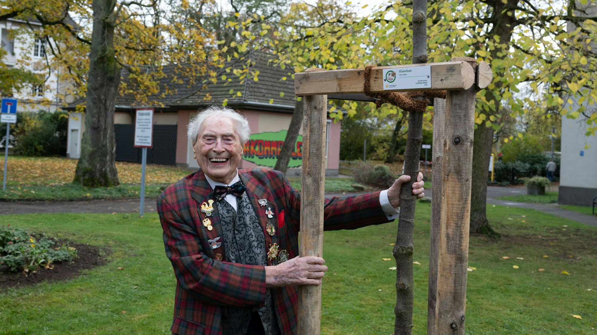 Ludwig Sebus freut sich über seine Winterlinde auf dem SBK-Gelände.