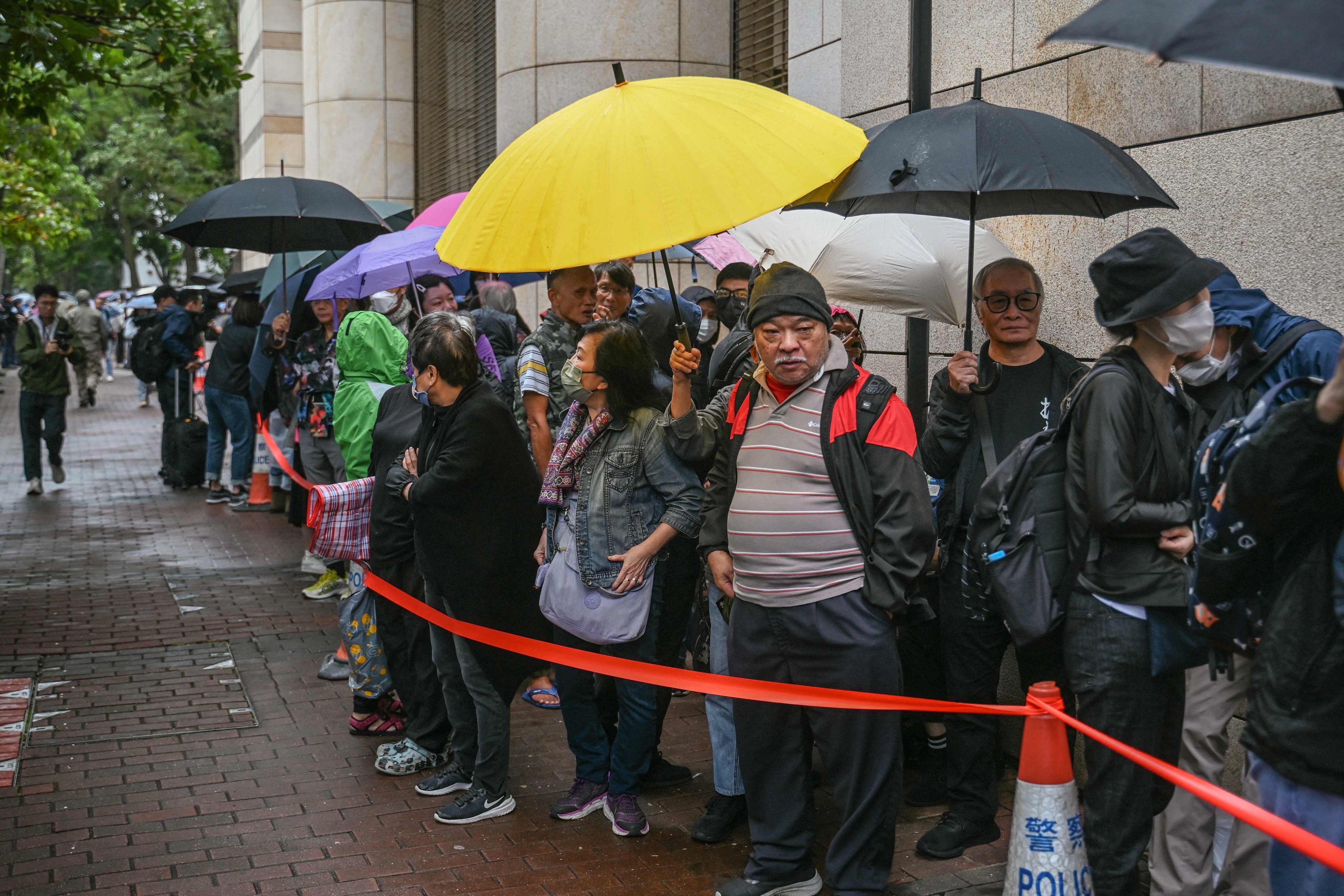 Mit den symbolträchtigen Schirmen versammelten sich heute Menschen am Gerichtshof von Hongkong.