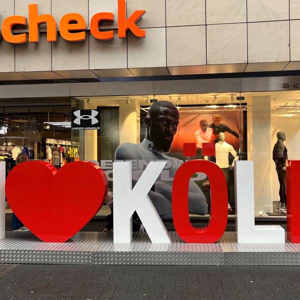 Der meterhohe Schriftzug "I Love Köln", das "Love" ist ein rotes Herz, steht in der Schildergasse vor dem Geschäft "SportScheck".