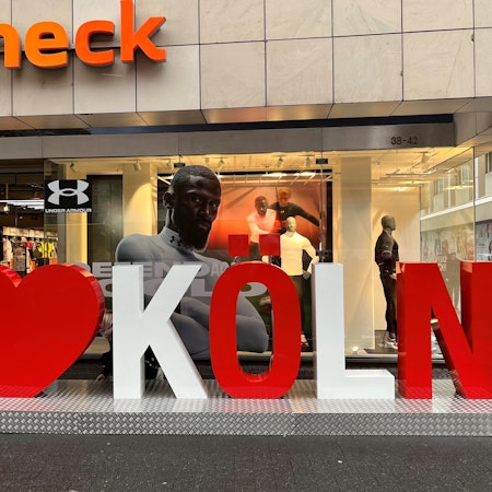 Der meterhohe Schriftzug "I Love Köln", das "Love" ist ein rotes Herz, steht in der Schildergasse vor dem Geschäft "SportScheck".
