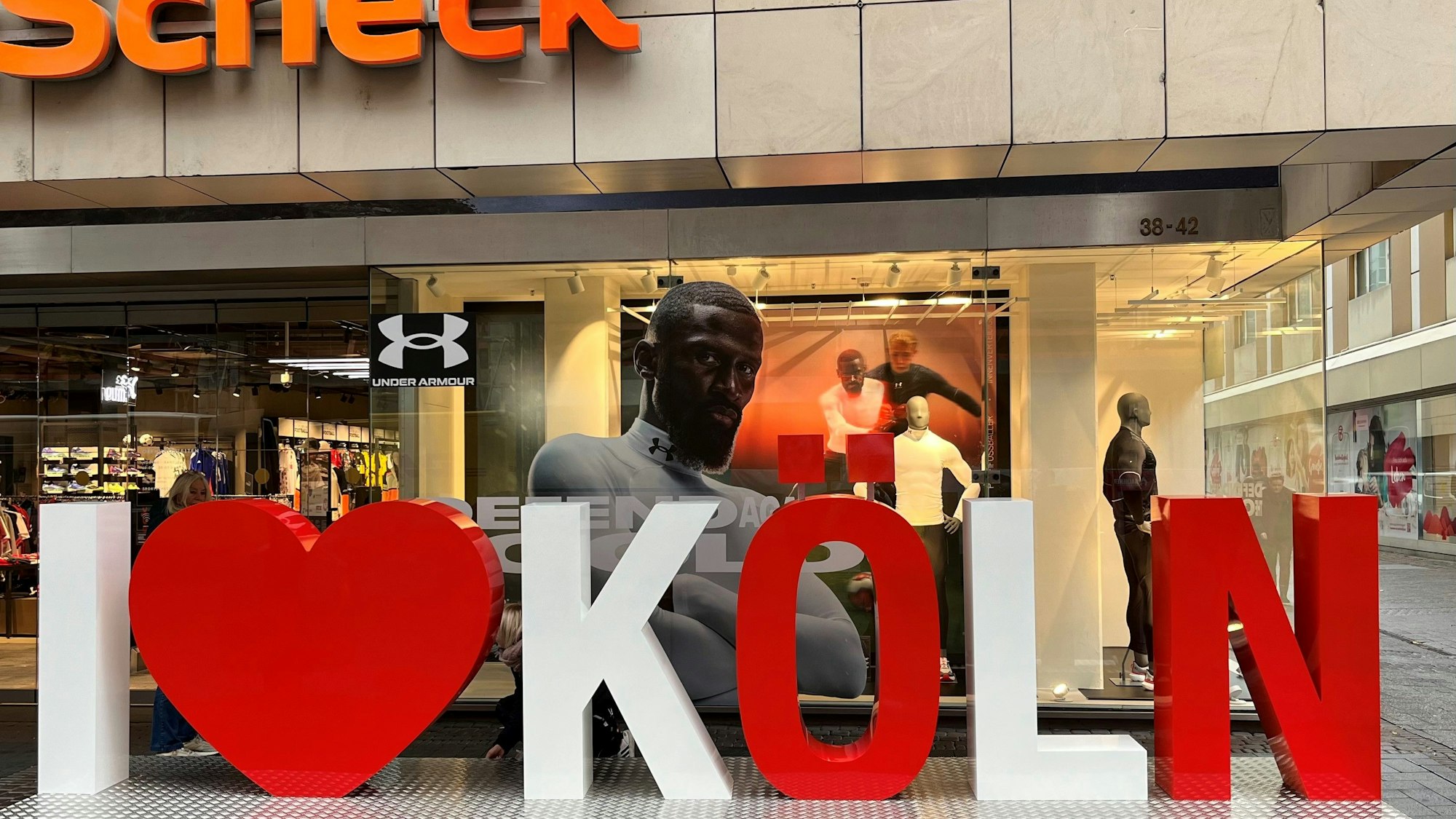 Der meterhohe Schriftzug "I Love Köln", das "Love" ist ein rotes Herz, steht in der Schildergasse vor dem Geschäft "SportScheck".