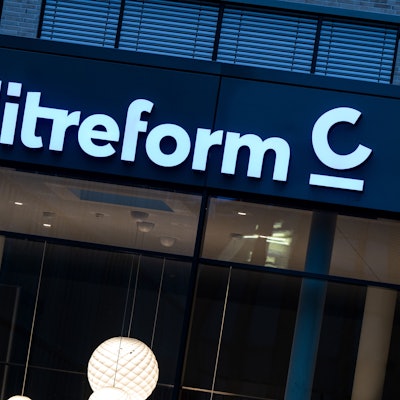 Der Namenszug von Creditreform steht über dem Eingang zur Zentrale des Unternehmens.