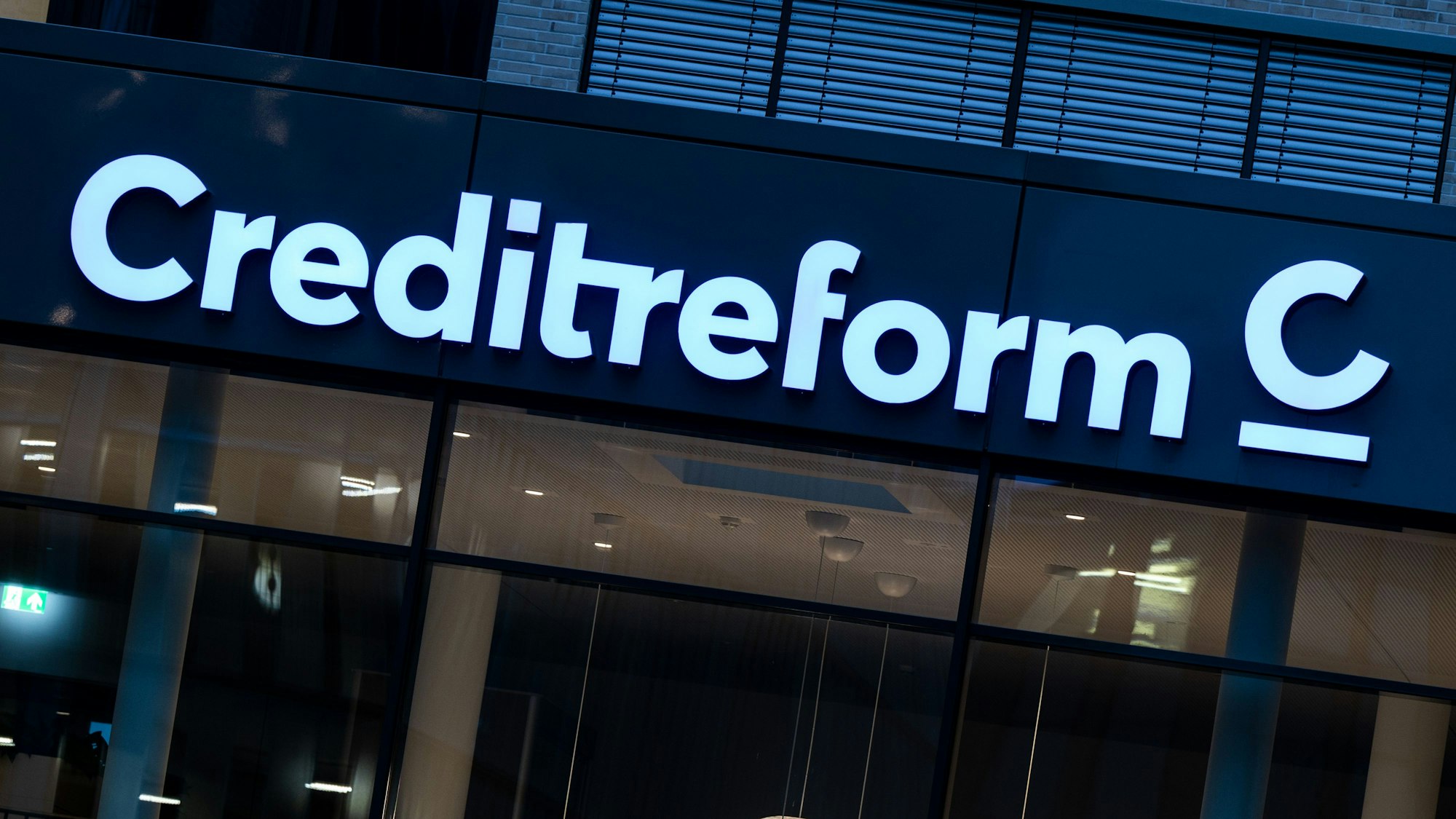 Der Namenszug von Creditreform steht über dem Eingang zur Zentrale des Unternehmens.