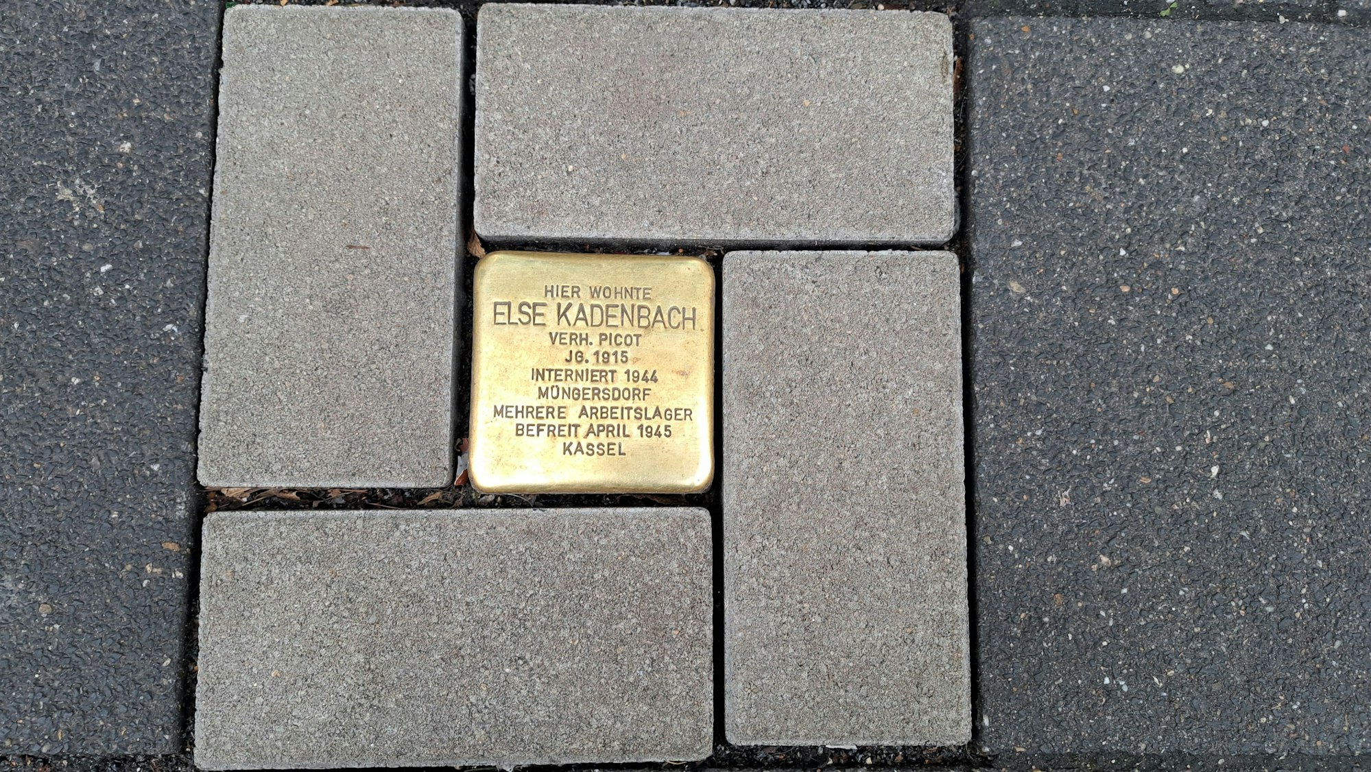 Der Stolperstein für Else Kadenbach in Nahaufnahme
