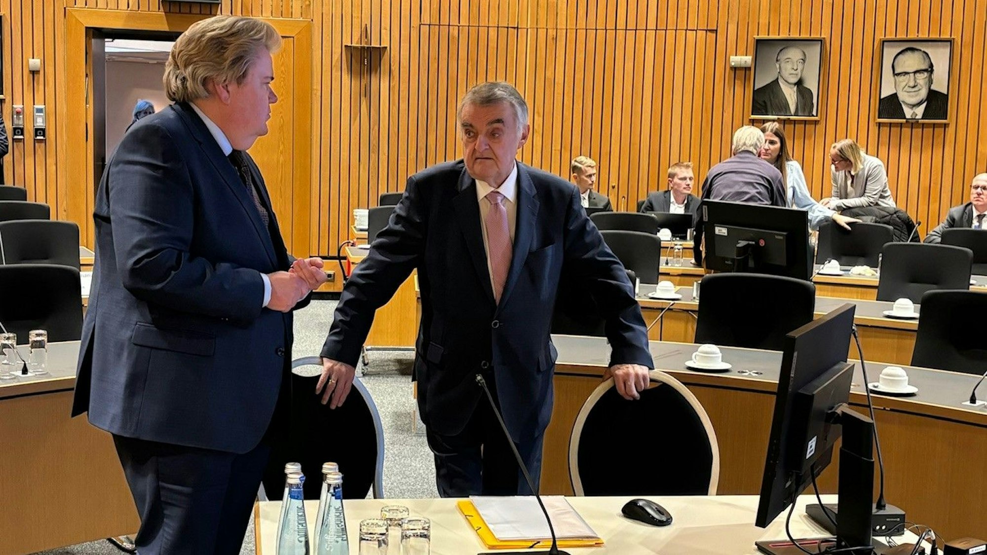 Herbert Reul im Gespräch im Sitzungssaal.