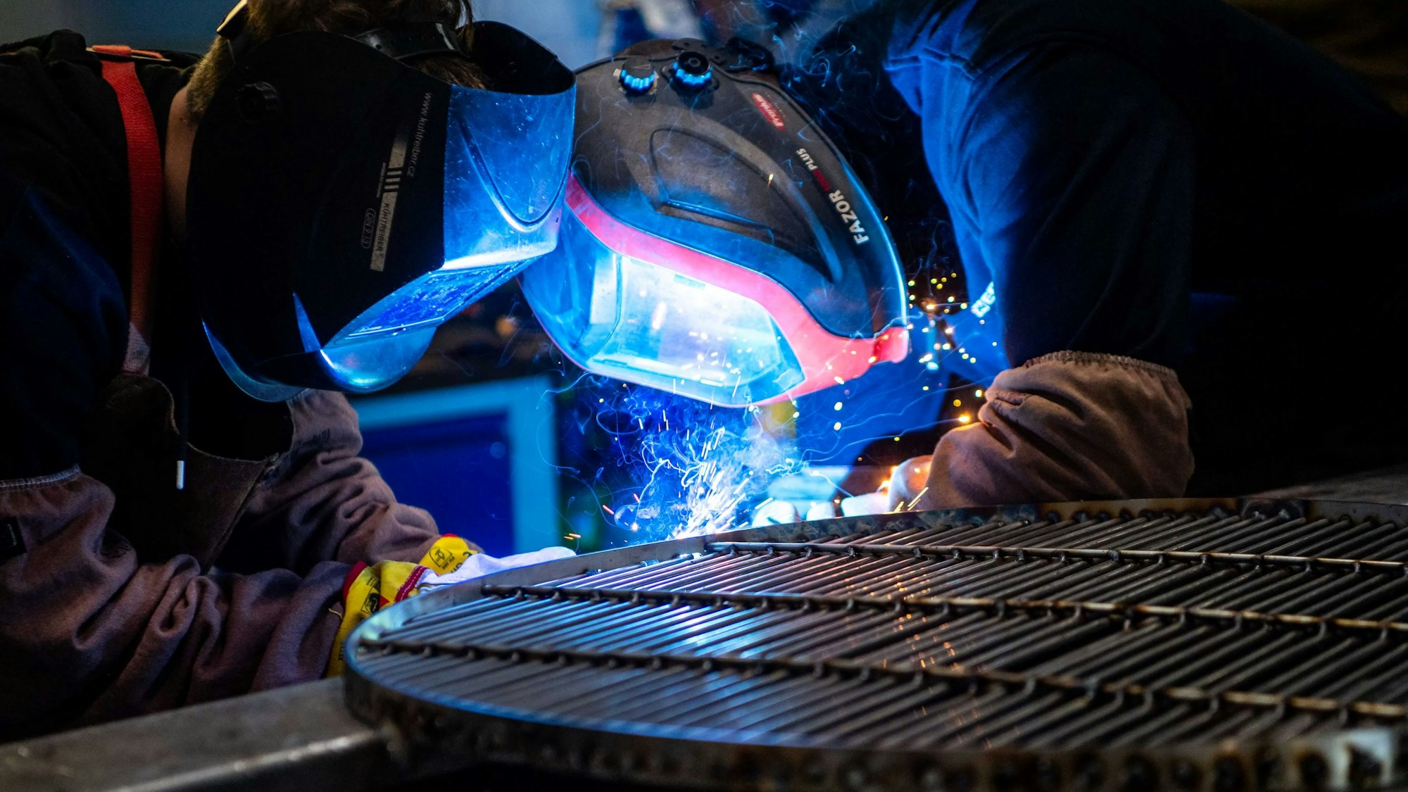 Das Bild zeigt zwei Schweißer bei der Arbeit.