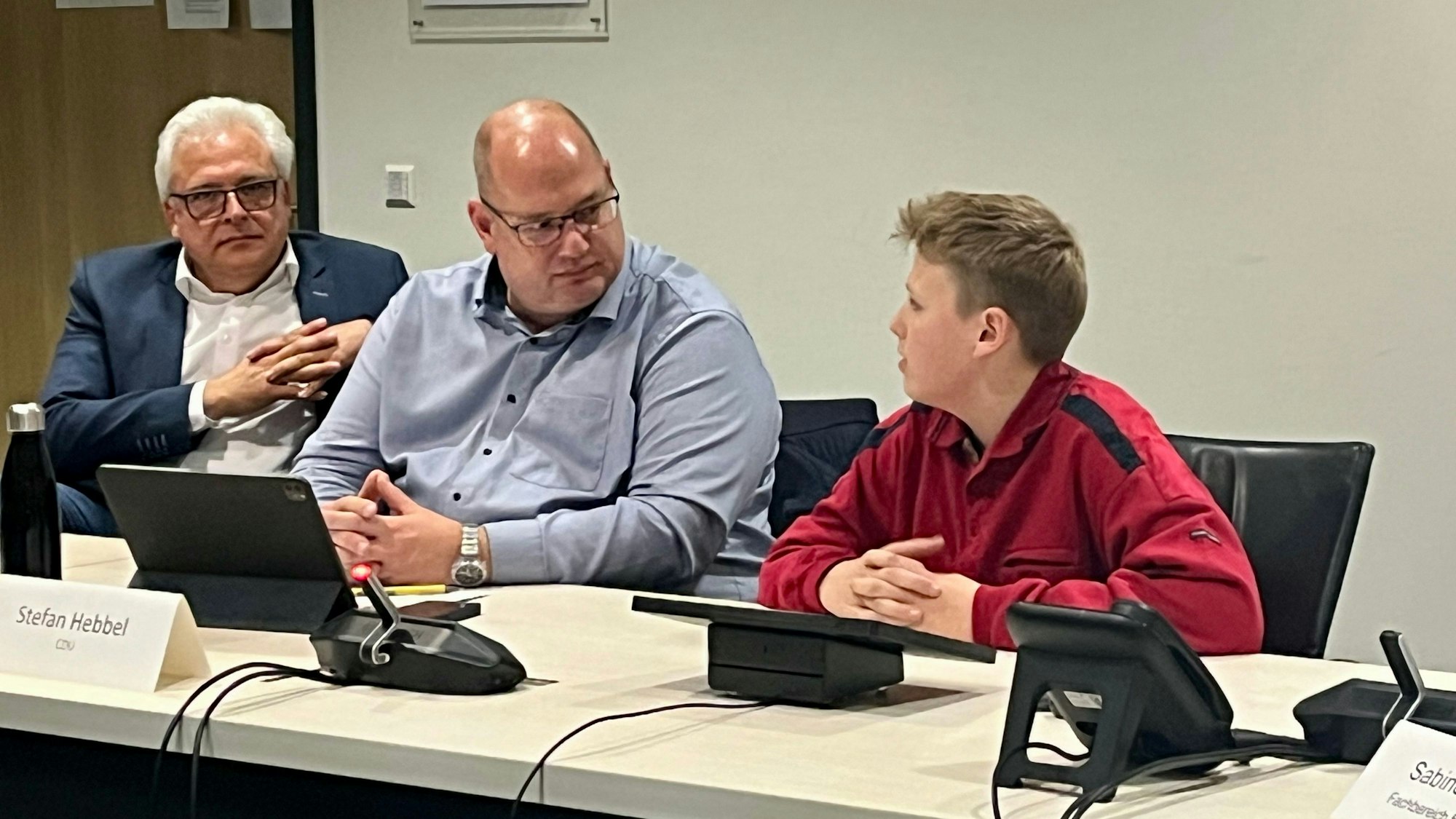 Politiker und Jugendlicher diskutieren