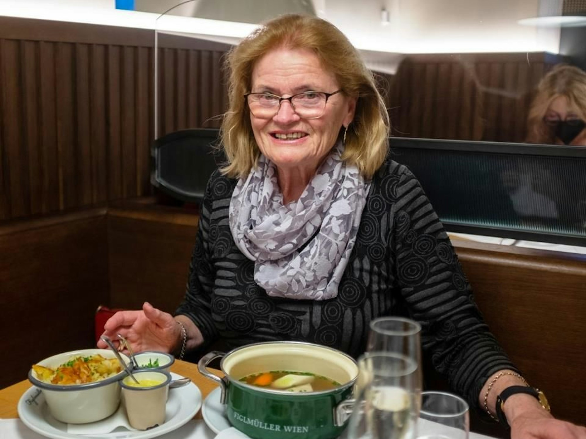Renate Galuschke sitzt an einem Tisch. Vor ihr steht Essen.