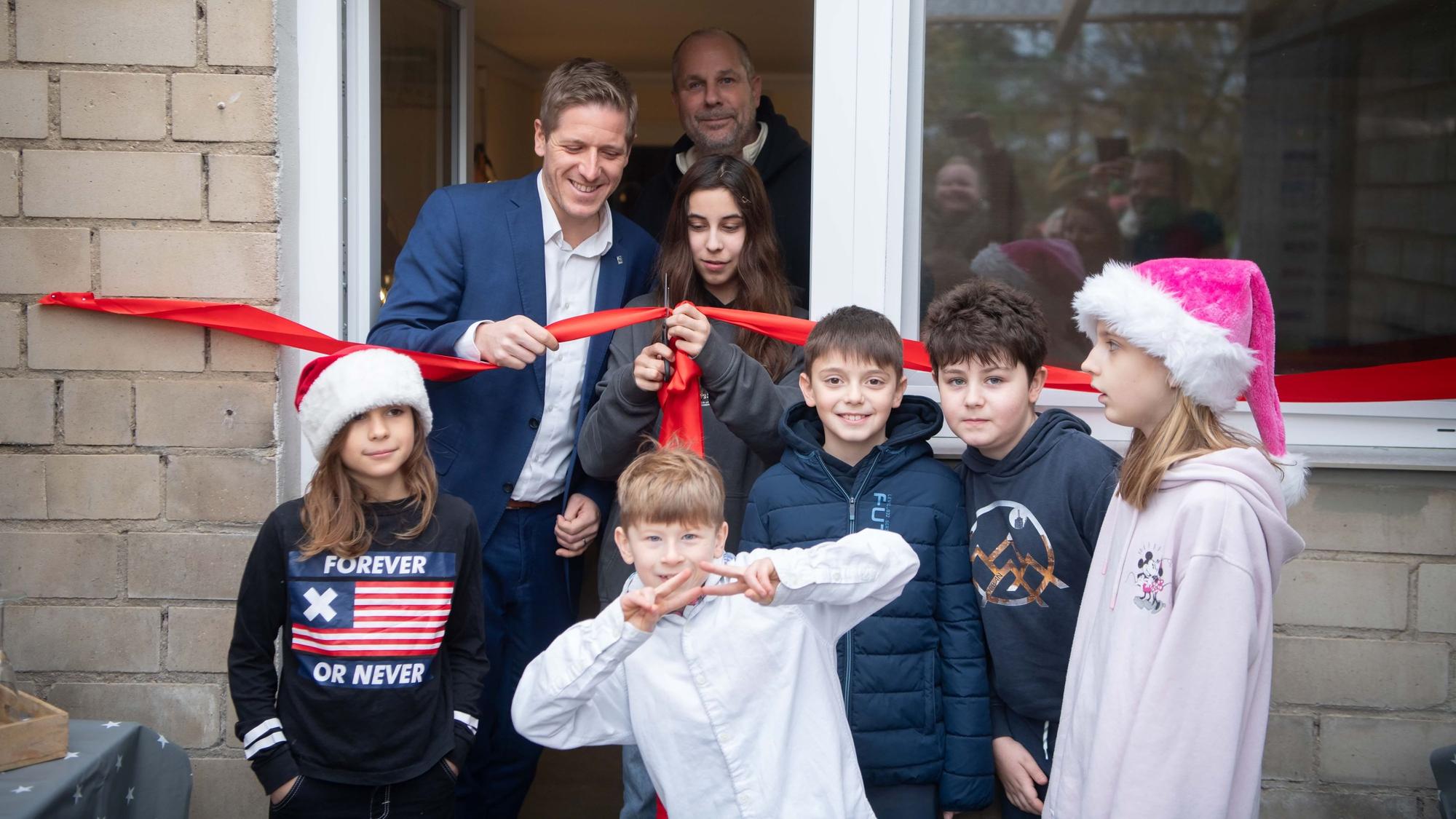 Das Bild zeigt einige Schüler, den Landrat und Schulleiter Jan Schütz.