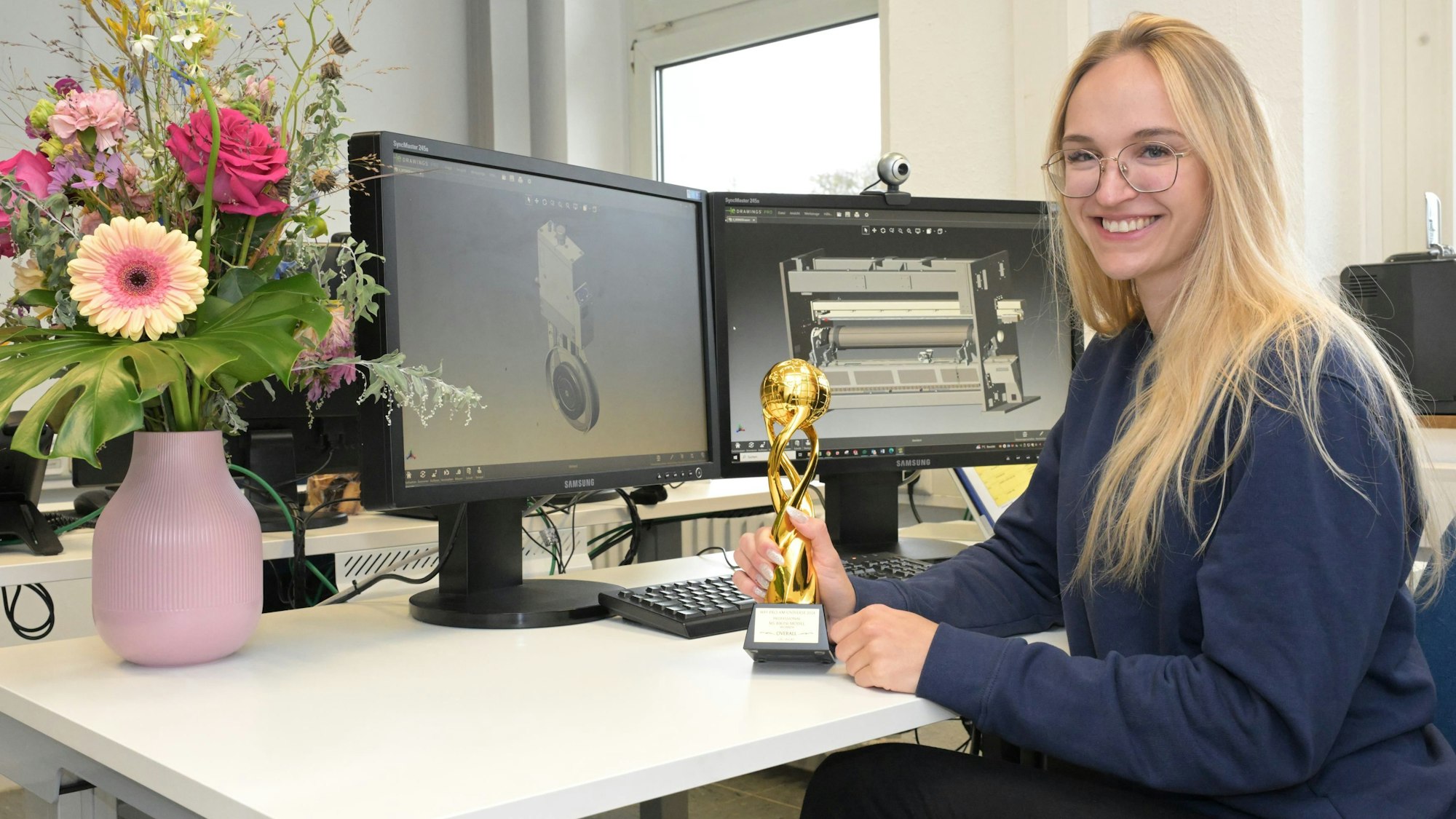 Lia Liebing ist Miss Universe. Das Bild zeigt sie an ihrem Arbeitsplatz im Büro.