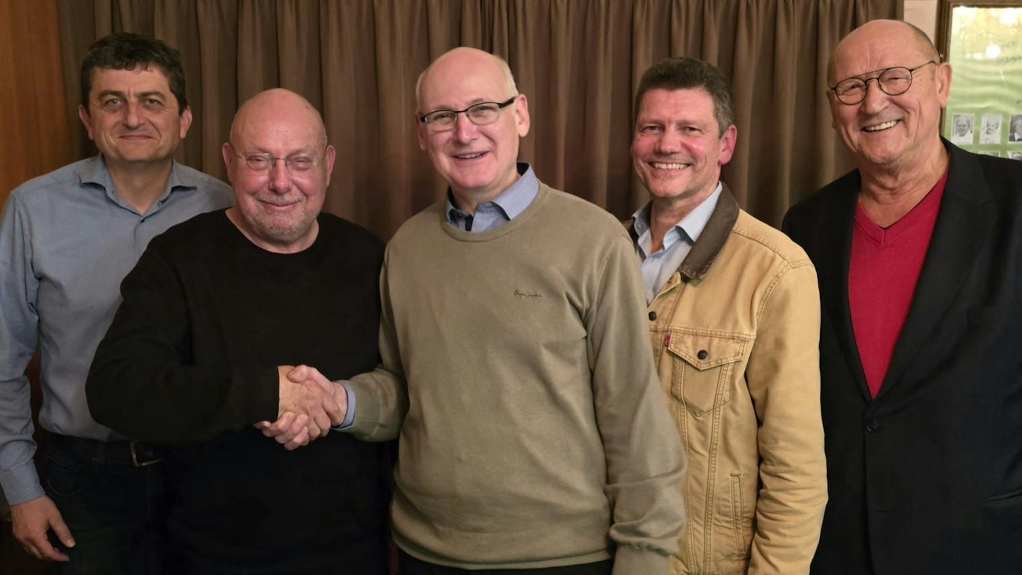 Das Foto zeigt den scheidenden und den neuen Vorsitzenden des Stadtverbands und weitere neu gewählte Vorstandsmitglieder.